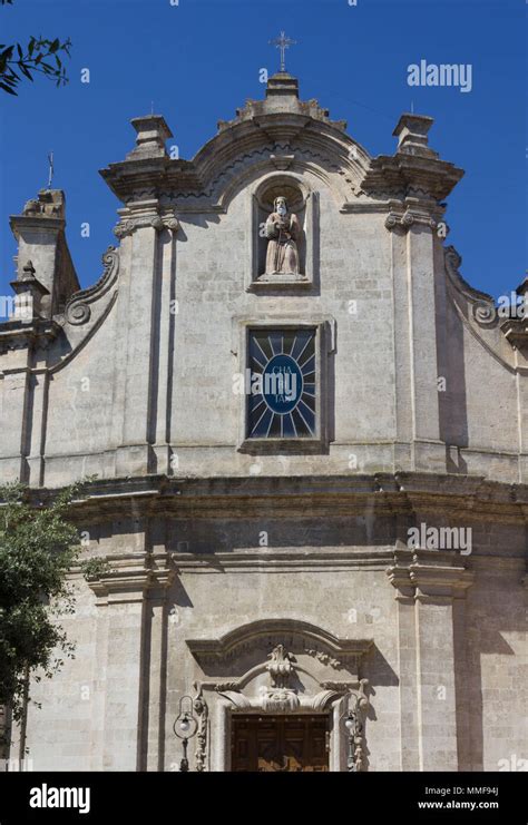 Facciata della chiesa San Francesco Paola