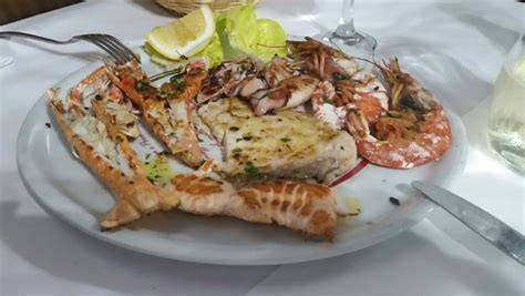Pizza e piatti di pesce al ristorante