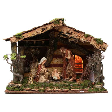 Capanna del presepe illuminata con luce calda