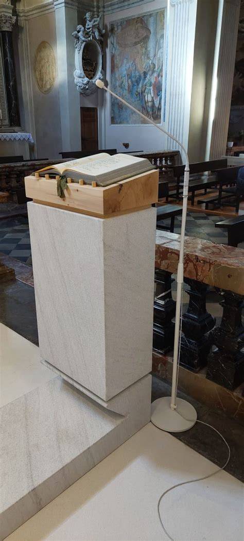 Ambone e Lezionario nella chiesa