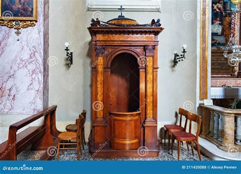 confessionale antico in chiesa