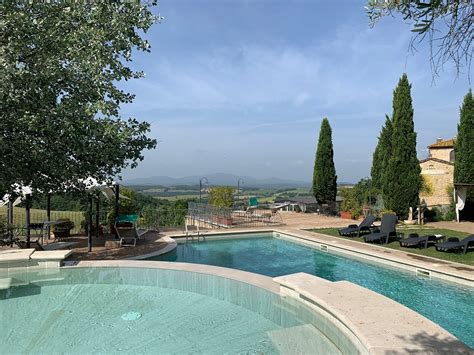 Podere Santa Maria piscina e giardino