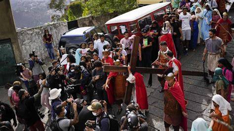 Processione religiosa con Crocifisso