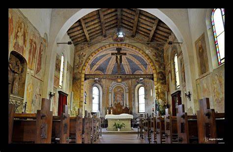 Interno della chiesa e copertura lignea