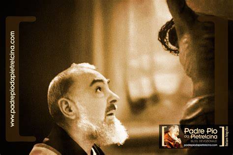 Padre Pio davanti al crocifisso