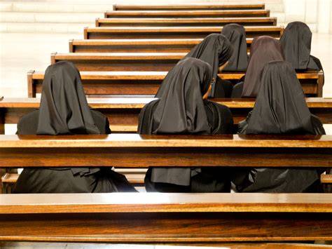 Suora con giovani in una comunità religiosa