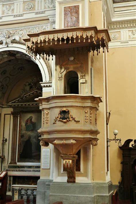Interno e pulpito ligneo Brancafora