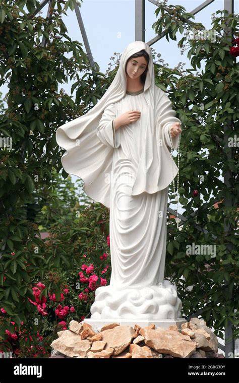 pellegrino solitario davanti statua Madonna Medjugorje