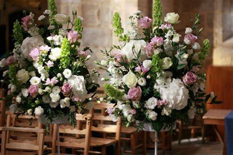 Fiori in chiesa accanto all’altare