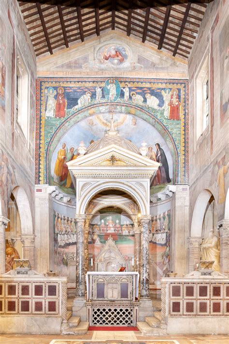 Presbiterio storico con arredi liturgici