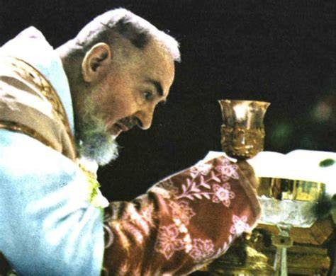 Padre Pio celebra Messa cappella convento