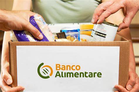 Volontari preparano pacchi alimentari