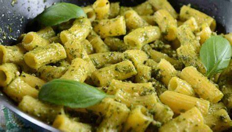 Pasta con pesto di basilico senza aglio