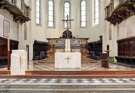 Faldistorio liturgico nel presbiterio