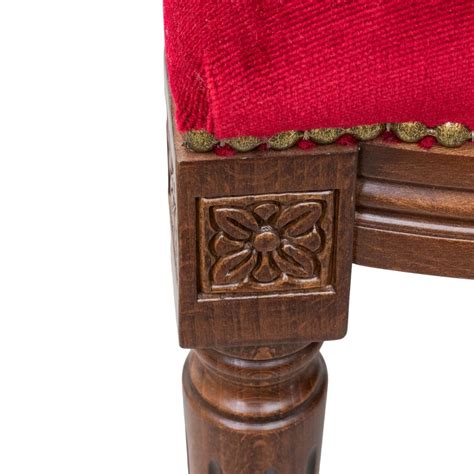 Dettaglio legno intagliato e velluto rosso
