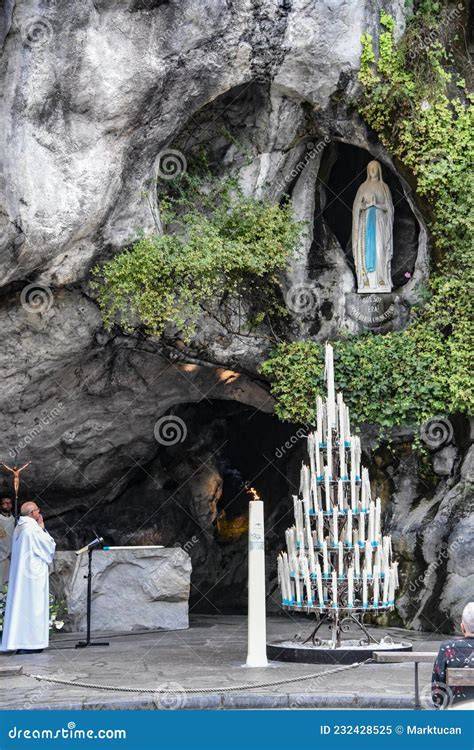 Basilica e Grotta di Massabielle a Lourdes