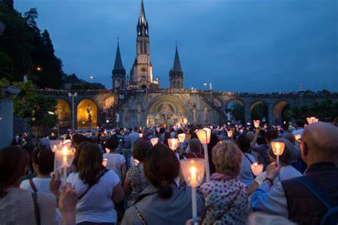 Processione serale con fiaccole a Lourdes