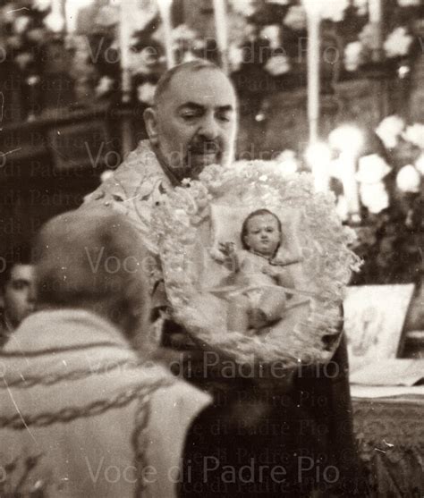 Padre Pio con Gesù Bambino