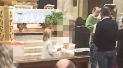 chierichetta distribuisce Comunione in chiesa