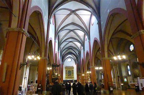 Interno a tre navate del Santuario