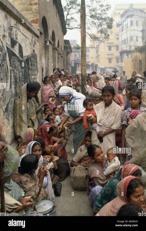 Madre Teresa accoglie persone povere