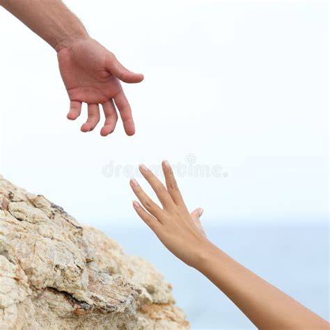 Mani che aiutano una persona fragile