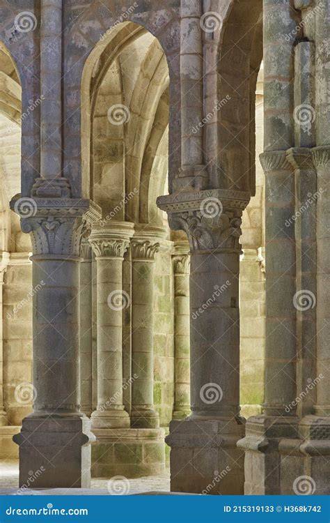 Interno romanico con colonne bicolori