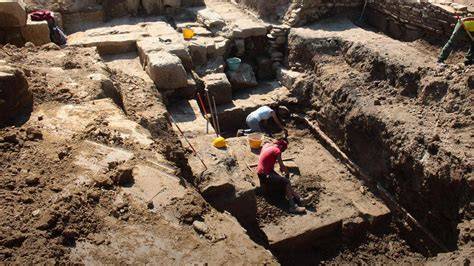 Studenti durante scavi archeologici a Gerusalemme