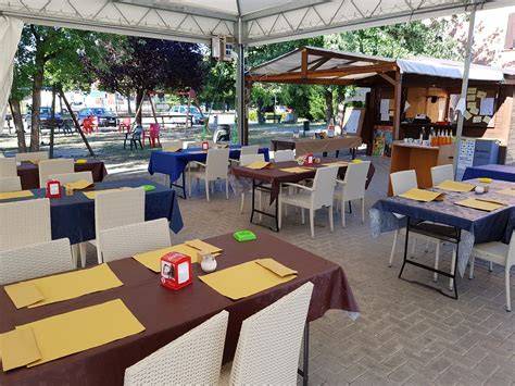 Giardino estivo di una pizzeria romana