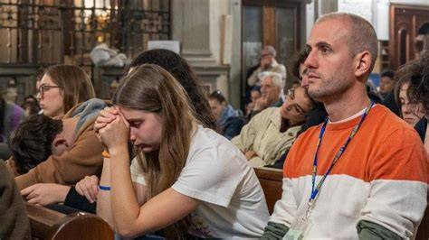 Giovani pellegrini in preghiera al santuario