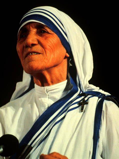Madre Teresa con sari bianco