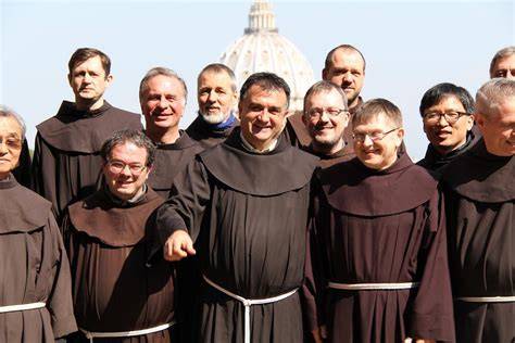 Padre francescano in preghiera chiesa