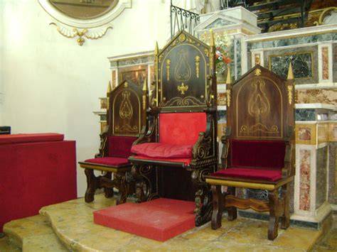 sedia del sacerdote in chiesa