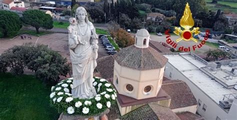 Corona di fiori ai piedi della Madonna