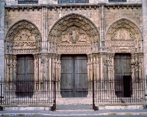 Facciata portico e portale bronzeo chiesa