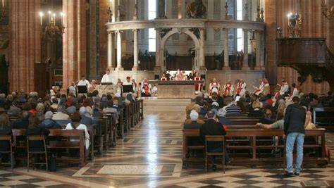 celebrazione religiosa in chiesa durante pandemia