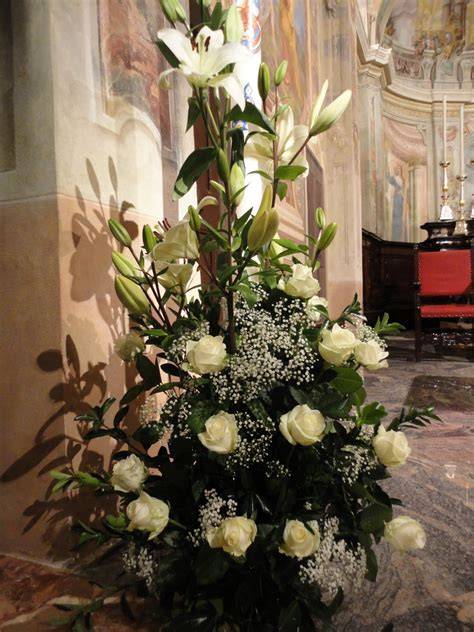 Fiori liturgici accanto all’altare