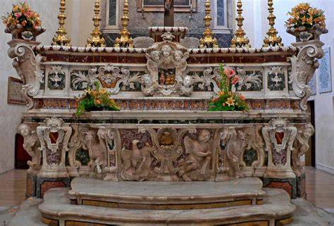 Altare maggiore in marmi policromi