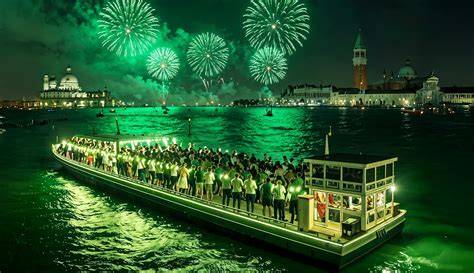 Barche illuminate nel Bacino San Marco
