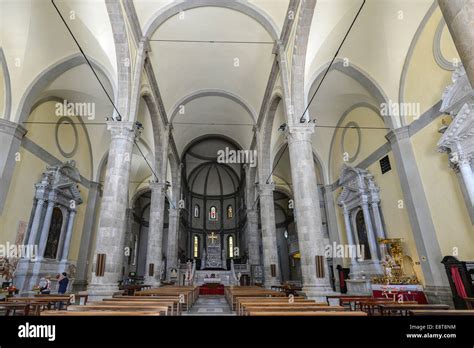 Interno a tre navate Santa Maria Assunta Orta