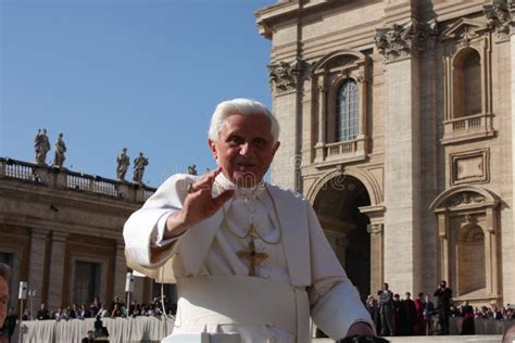 Benedetto XVI benedice piazza San Pietro