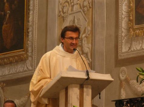 prete predica dall’ambone durante la Messa