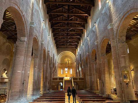 Interno a tre navate dell’abbazia