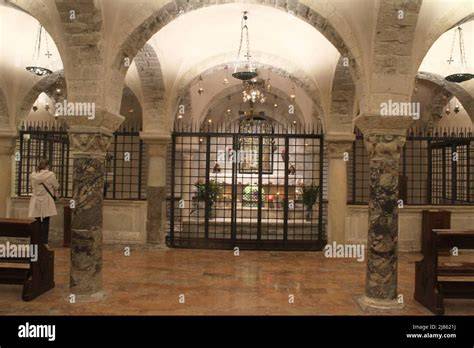 Cripta con colonne e reliquie di San Domenico