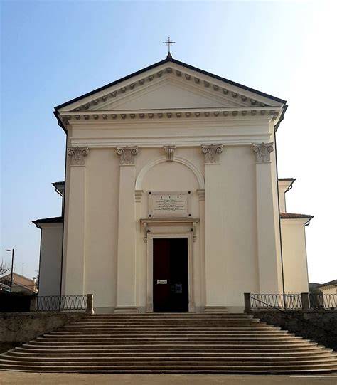 Chiesa parrocchiale facciata e sagrato