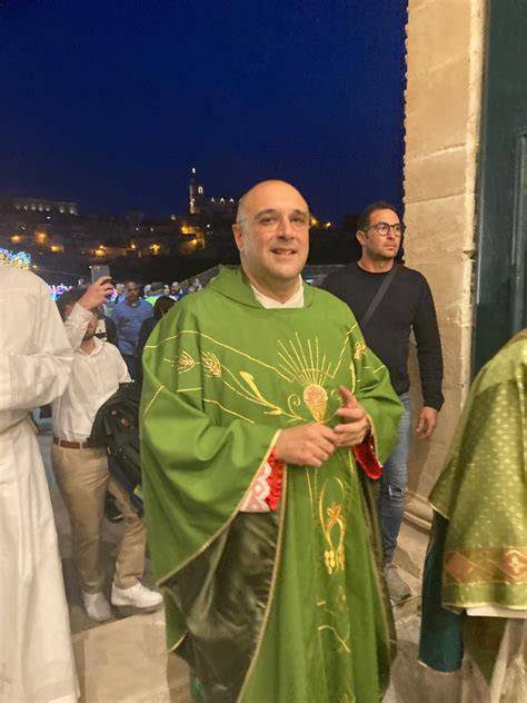 Accoglienza del nuovo parroco in piazza