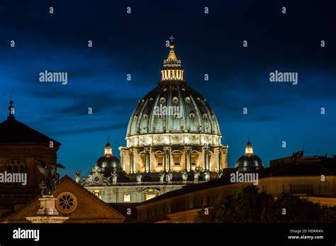 Chiesa illuminata con paramenti rosacei