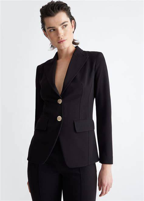 Dettaglio décolleté dorati tailleur nero