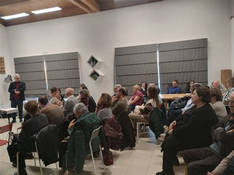 volontari parrocchiali durante colloquio di ascolto