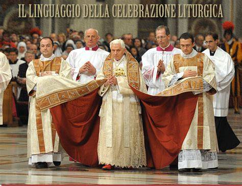 croce illuminata durante celebrazione liturgica